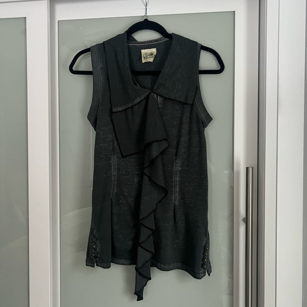 Closet Romaric Women’s Ruffled Sleeveless Zip-up Tank Top